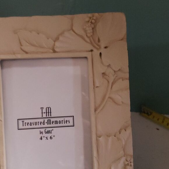 Treasured Memories. NWT. Stone Like Flowered Picture Frame.  Heavy.  4x6. - Picture 6 of 8